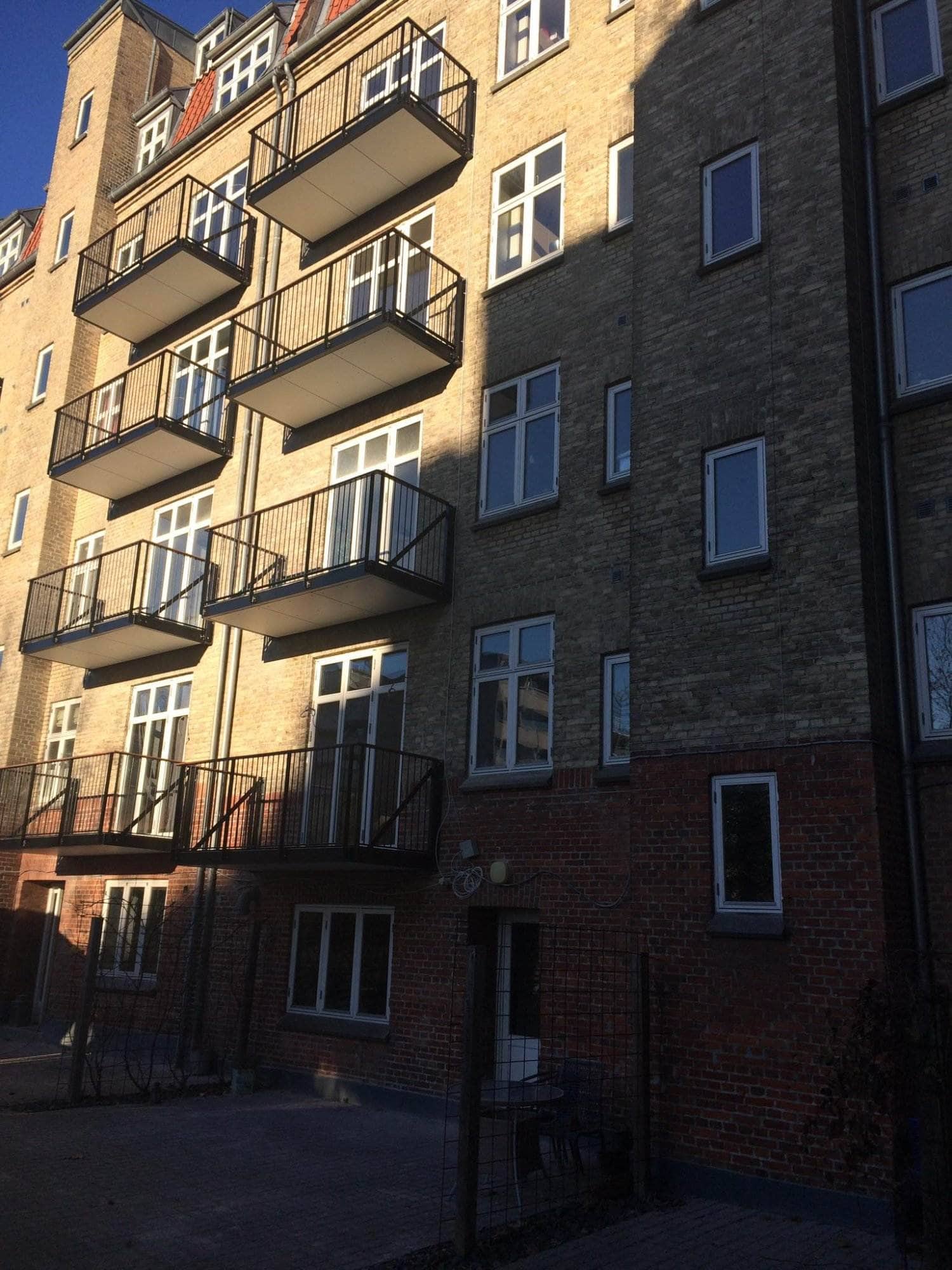 Udskiftning af vinduer på et boligkompleks med flere lejligheder.