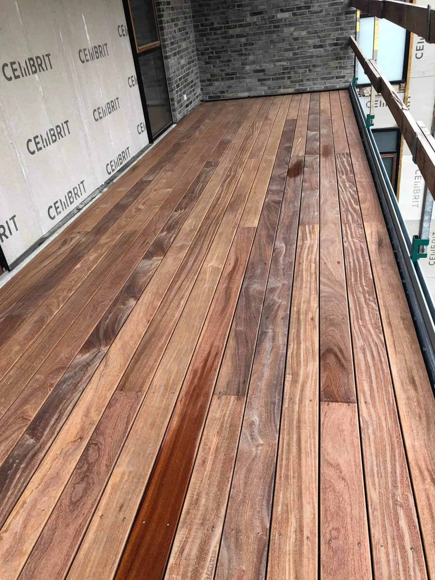 Nyrenoveret træaltan med kvalitetsmaterialer.