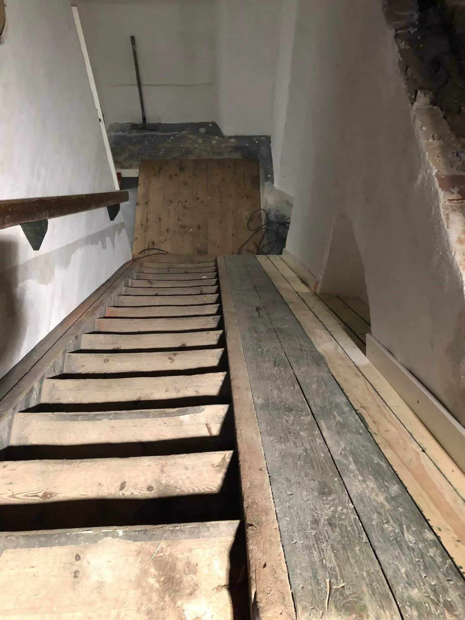 Trappekonstruktion under opbygning i et renoveringsprojekt.