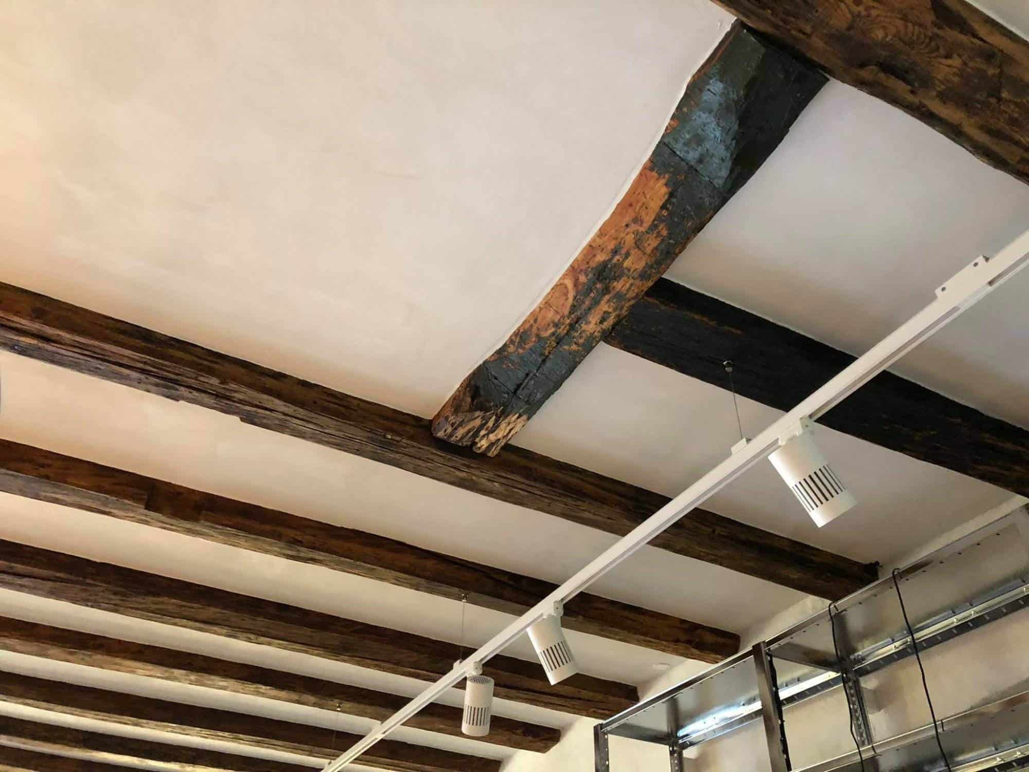 Træbjælker i loftet under renovering.