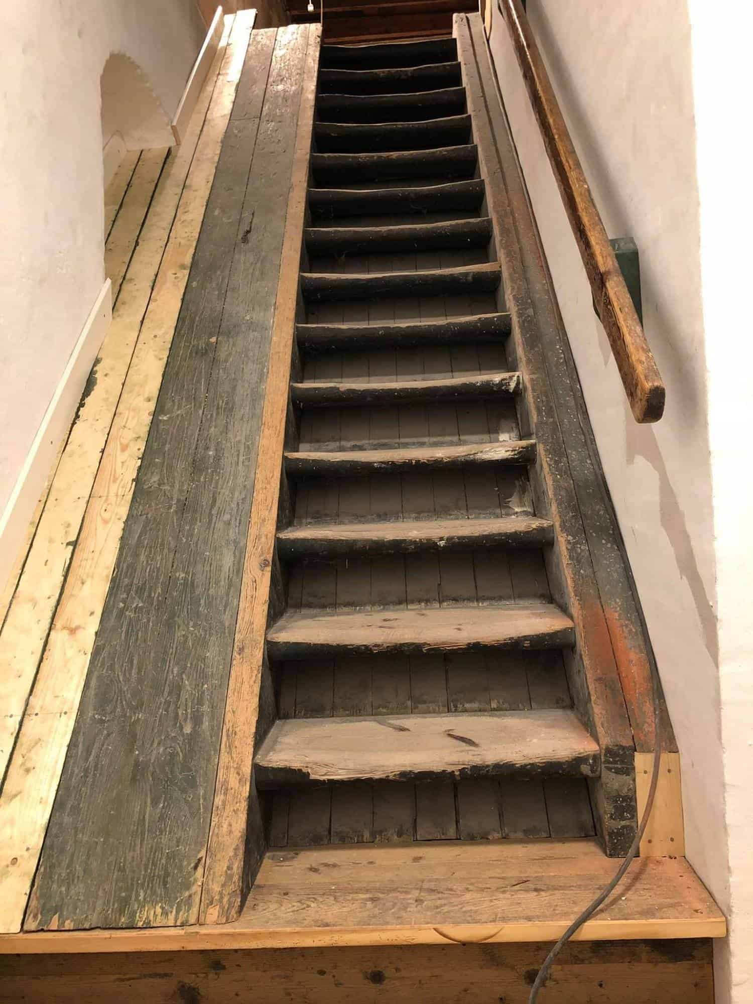 Trappe i træ under renovering.