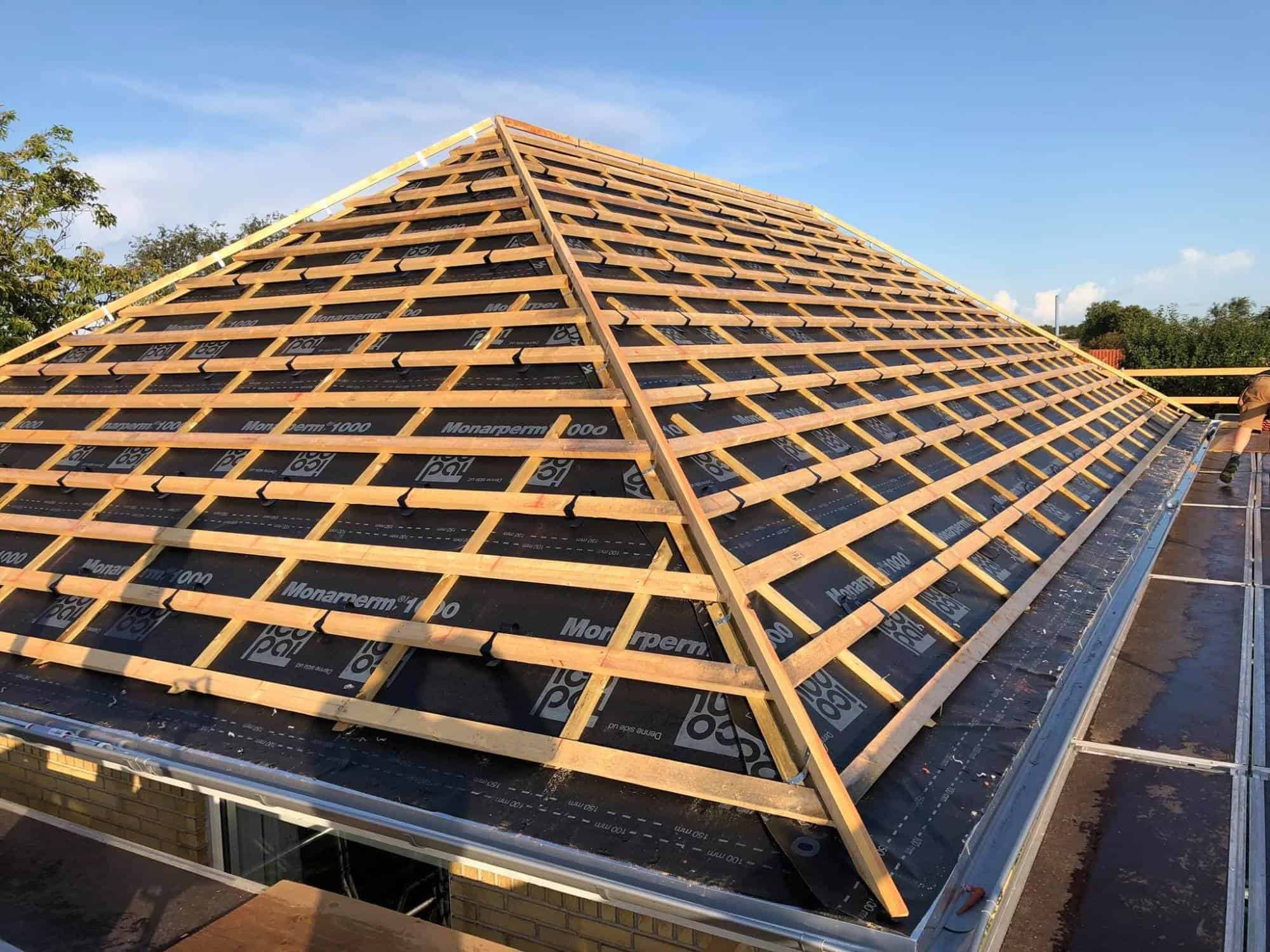 Ny tagkonstruktion med træspær til boligbyggeri.
