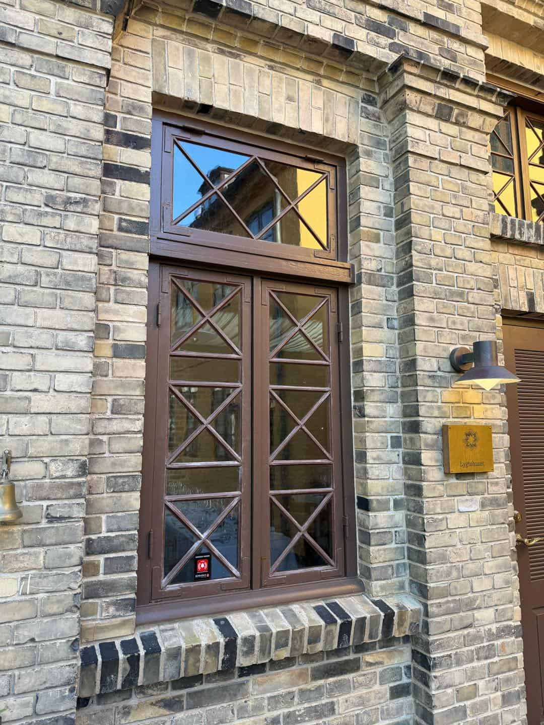 Vinduesrammer i træ med klassisk design og høj kvalitet.