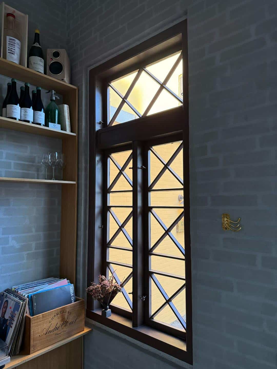 Vinduesramme i træ med smukt design til historiske bygninger.