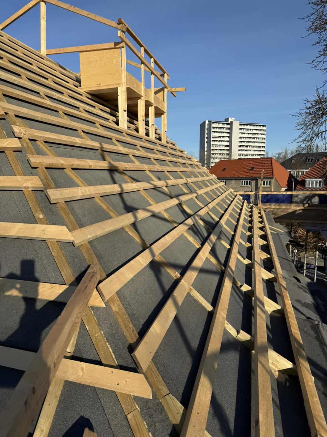 Tag med træspær under konstruktion, klar til tagdækning.