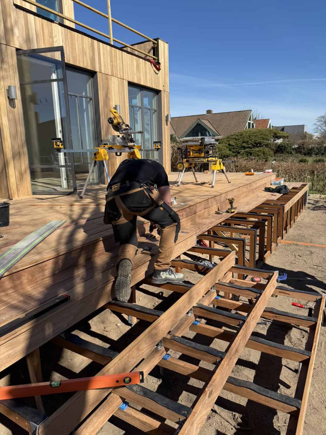 Tømrerarbejde på nybygget hus med træterrasse.
