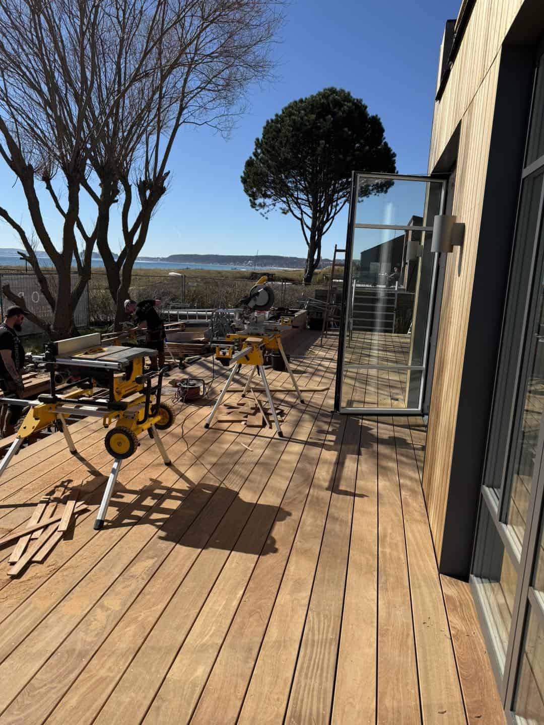 Tømrerarbejde på ny terrasse med udsigt over vandet og natur. Professionelt udført af Jakob Tømrerfi.