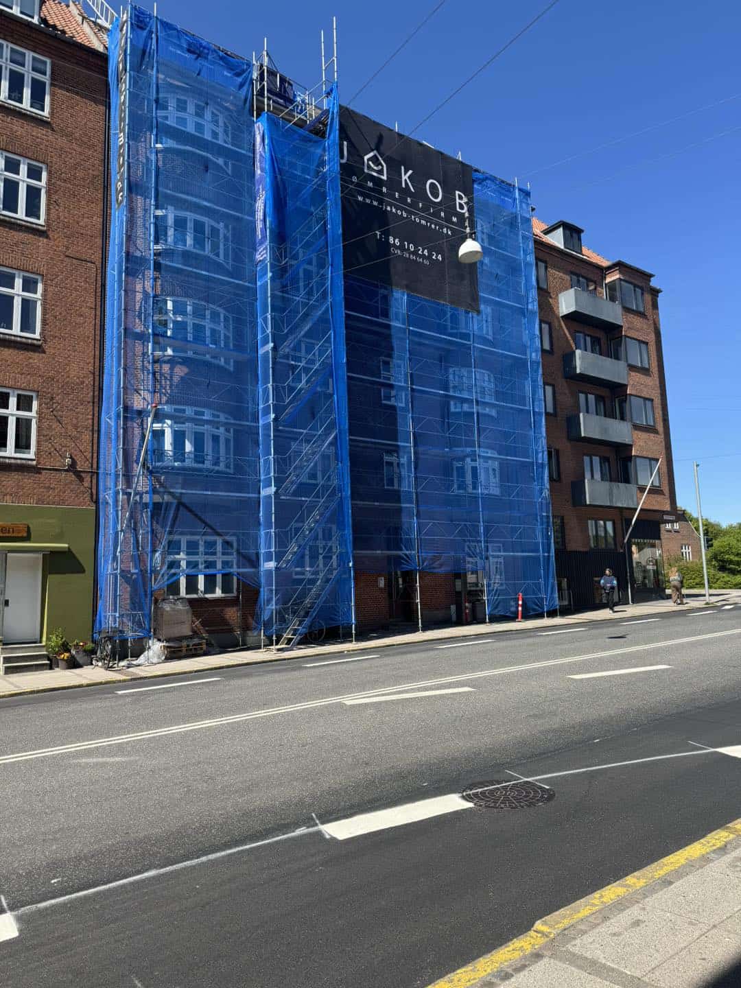 Facadebeklædning på nyrenoveret bygning i København.