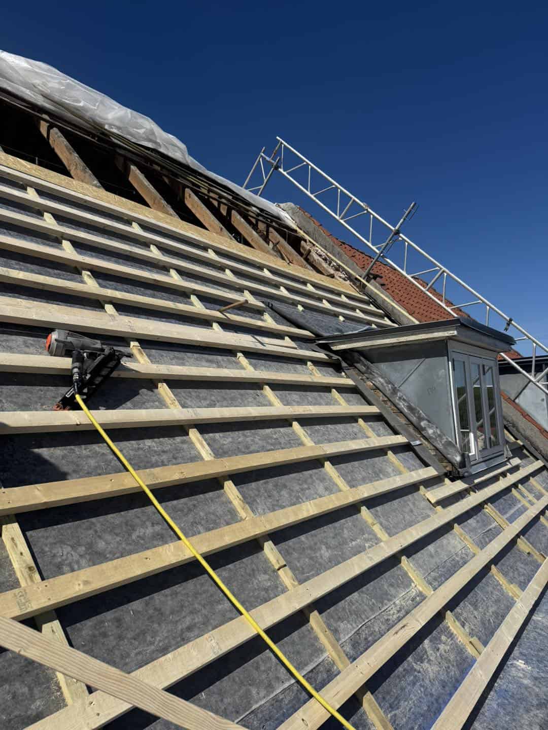 Renovering af tag med tagvindue på bolig med skrå tag.