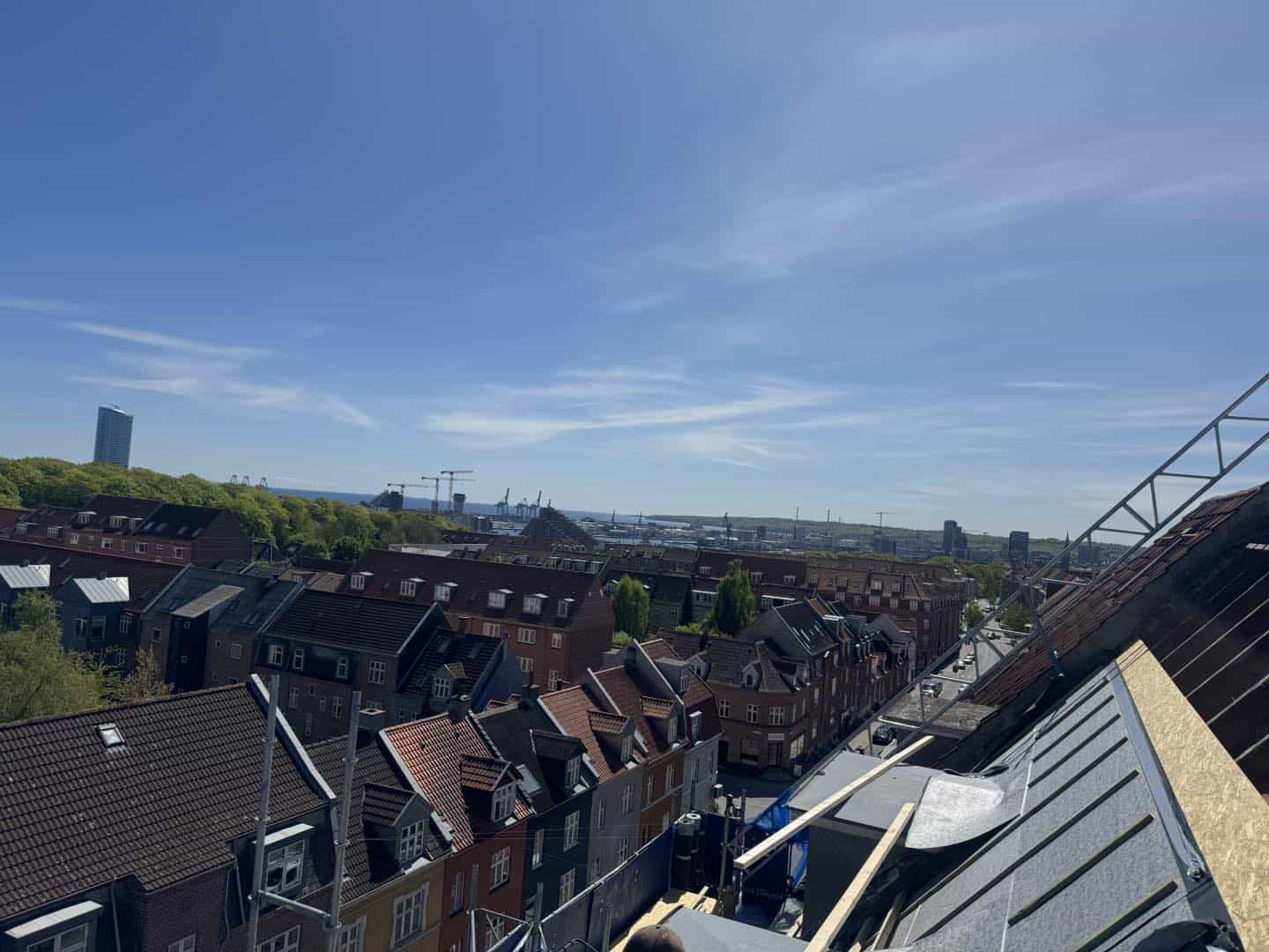 Udsigt over tag med tømrerarbejde i København, Danmark.