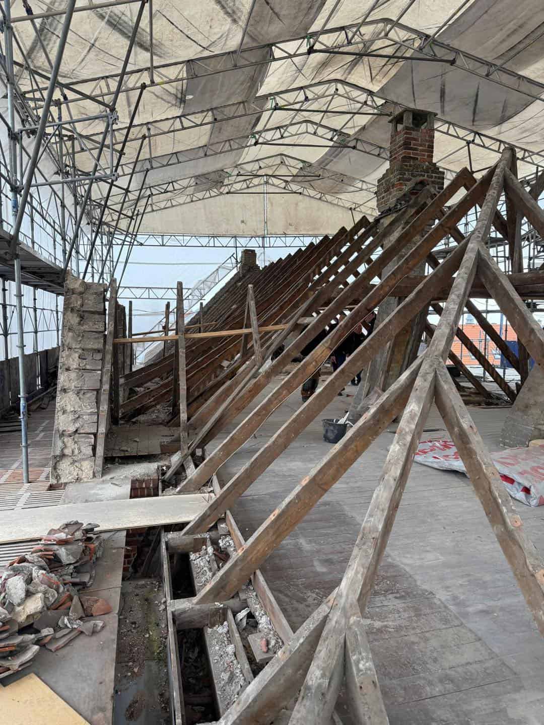 Træspær til tagkonstruktion under opbygning i et tømrerprojekt.