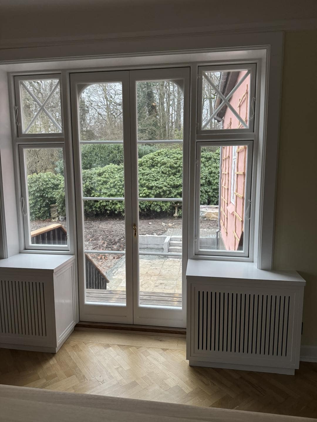 Elegant glasdør med store vinduespaneler, der fremhæver arkitektur og giver masser af naturligt lys.