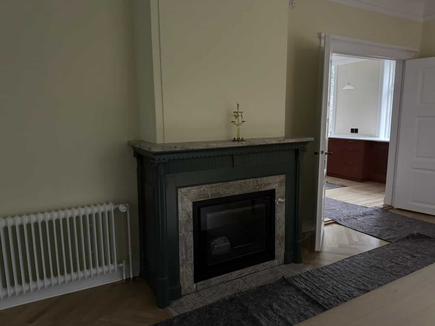 Elegant pejs med detaljeret træværk og natursten.