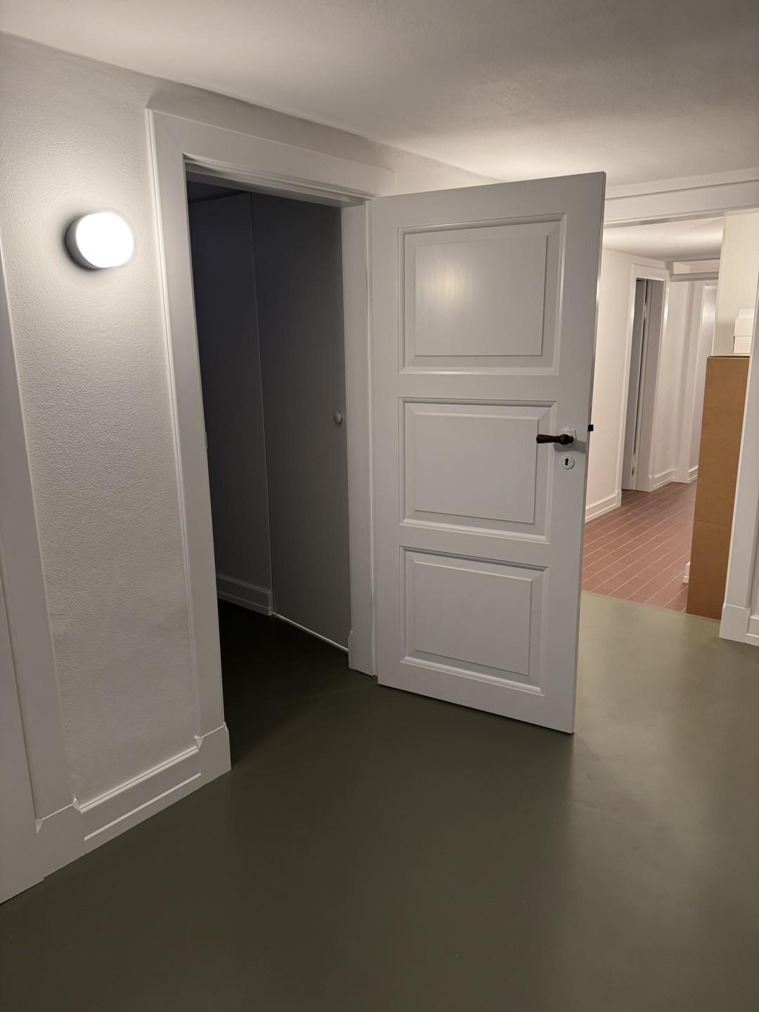 Hvide indvendige døre med fokus på arkitektur og detaljer, perfekt til moderne hjem.