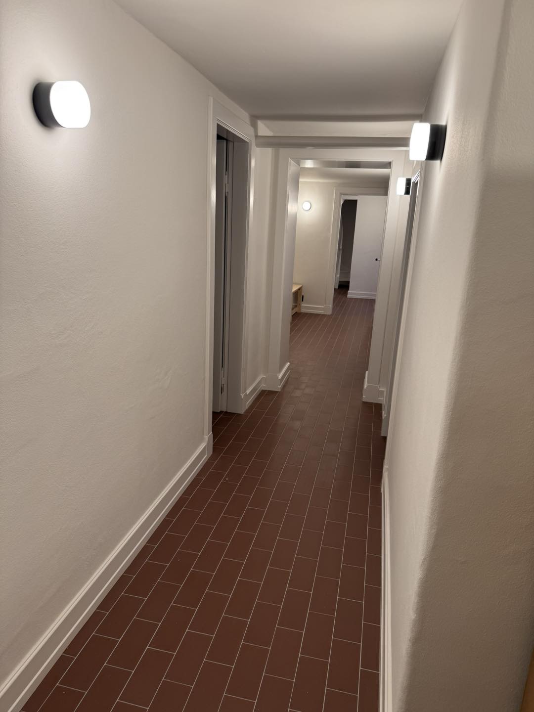 Håndværk i fokus: Elegant og funktionelt trappegang med moderne belysning.