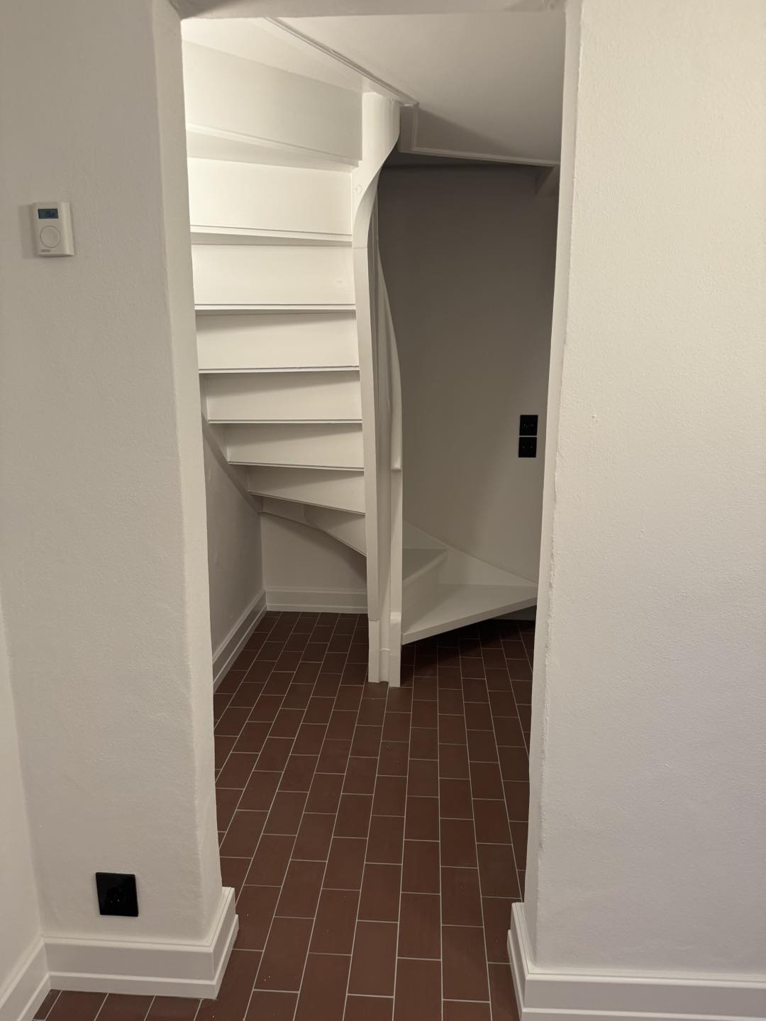 Trappe til loftsadgang med elegant design og fokus på detaljer.