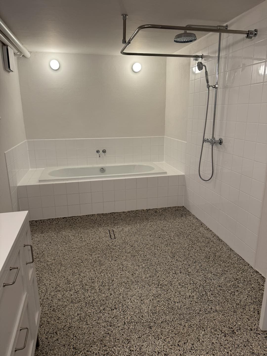 Badeværelse med badekar og bruser, udført af Jakob Tømrerfirma A/S, der værner om arkitektur og kval.