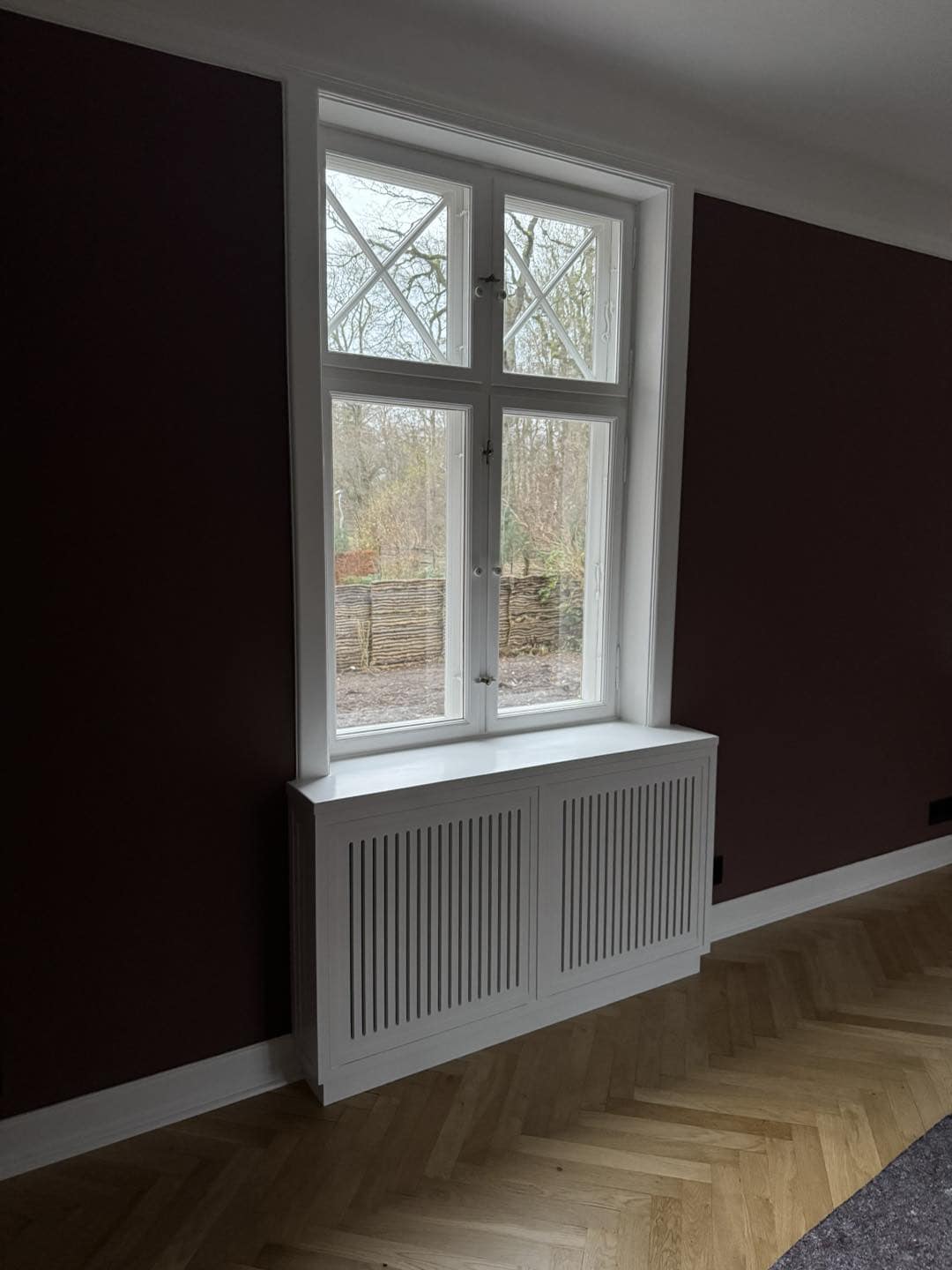 Elegant trævindue med fokus på arkitektur og fine detaljer.