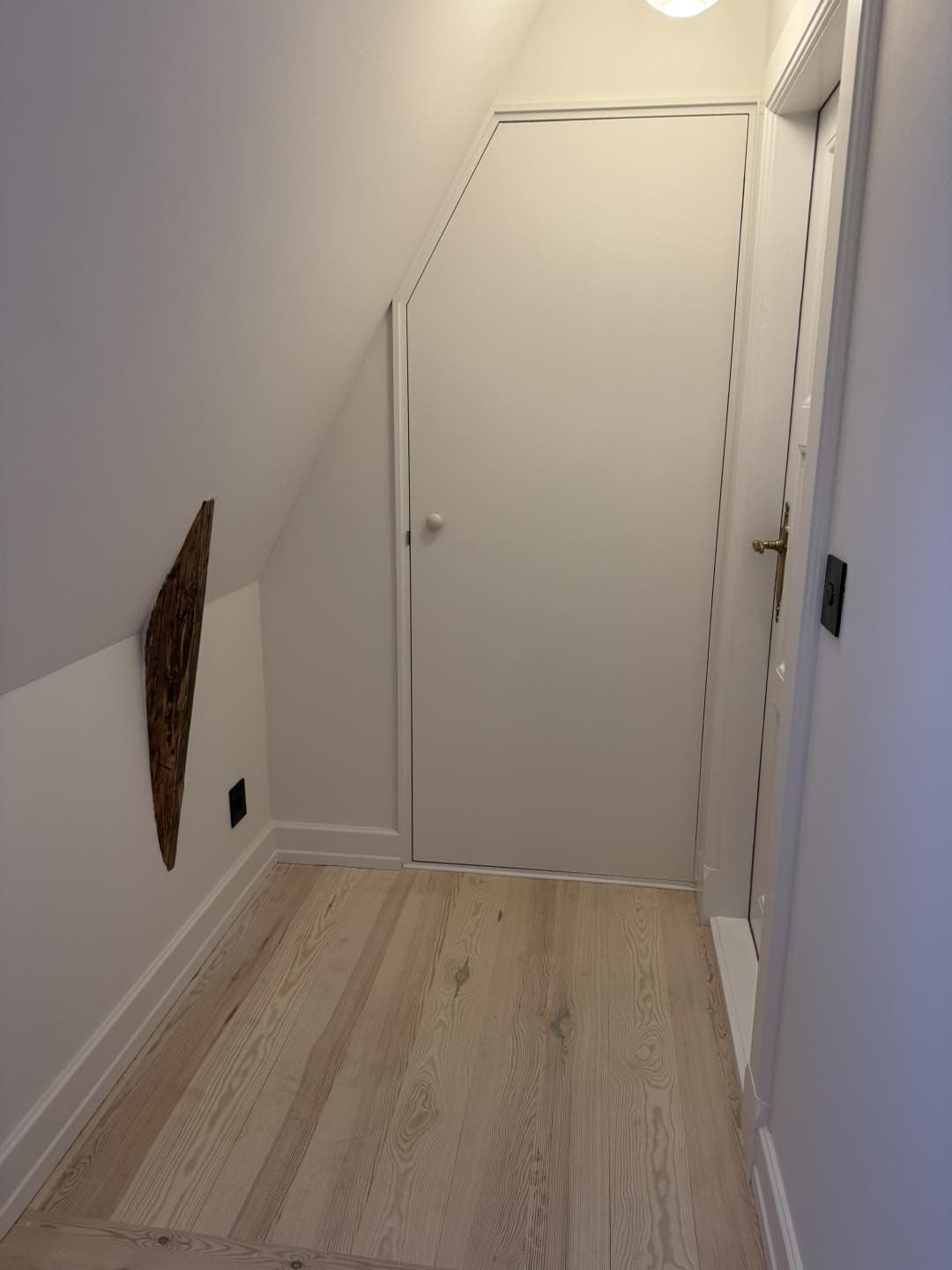 Specialfremstillet skab under trappen med fokus på arkitektur og detaljer.