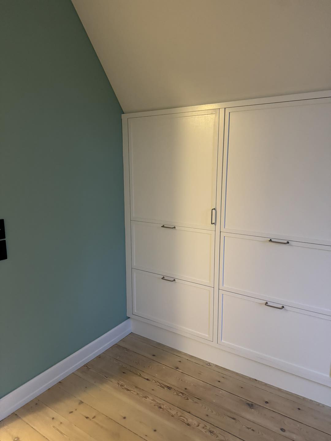 Højt skab med skydelåger i hvid finish, perfekt til opbevaring og organisering i hjemmet.