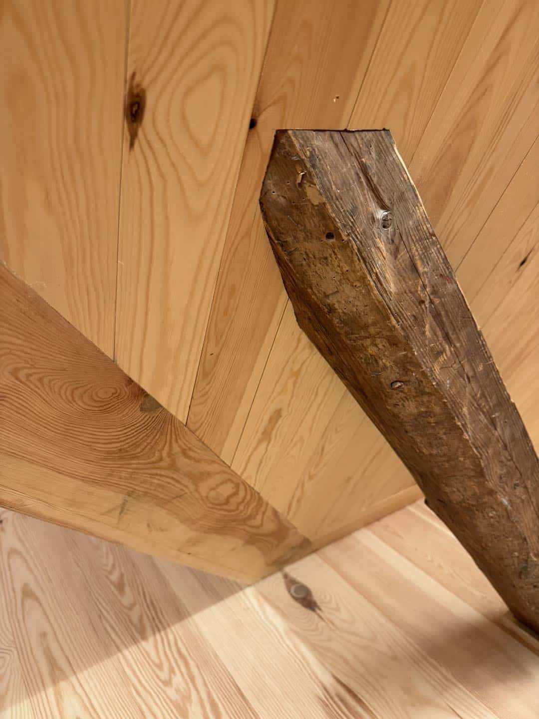 Tømrerarbejde med fokus på arkitektur og detaljer i træværk.