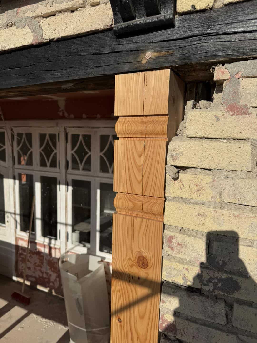 Tømrerarbejde til facaderenovering med fokus på arkitektur og præcision.