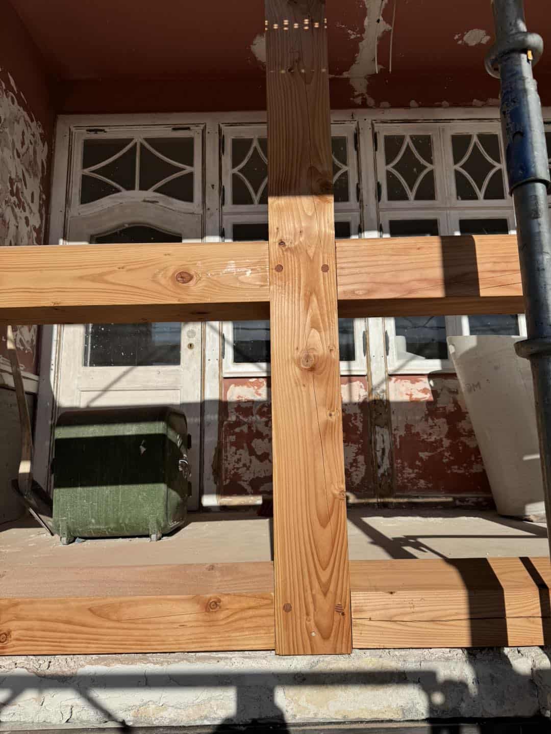 Træarbejde til facade med fokus på detaljer og kvalitet.