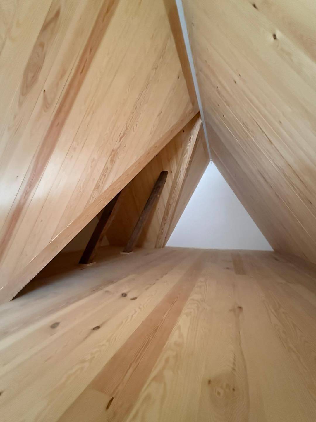 Nærbillede af træværk med fokus på arkitektoniske detaljer og håndværk.