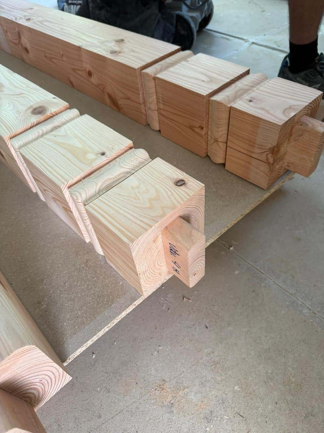 Tømrerarbejde med træbjælker, der viser respekt for arkitekturen og detaljernes betydning.