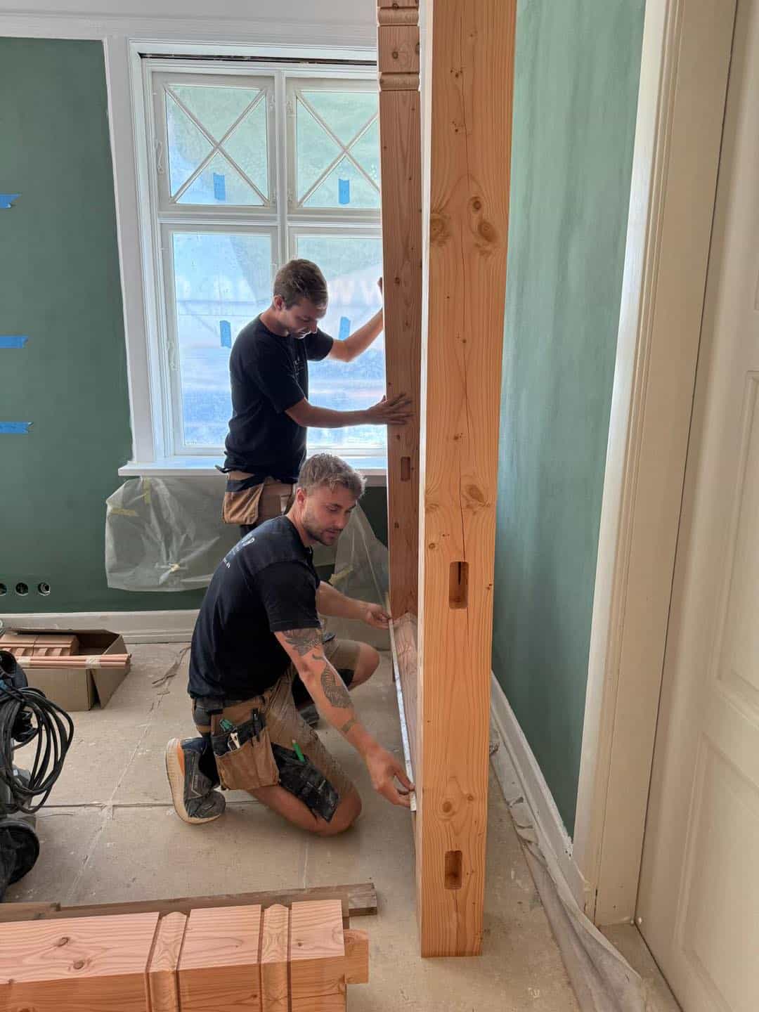 Tømrer, der arbejder præcist på et indvendigt projekt med fokus på arkitektur og detaljer.