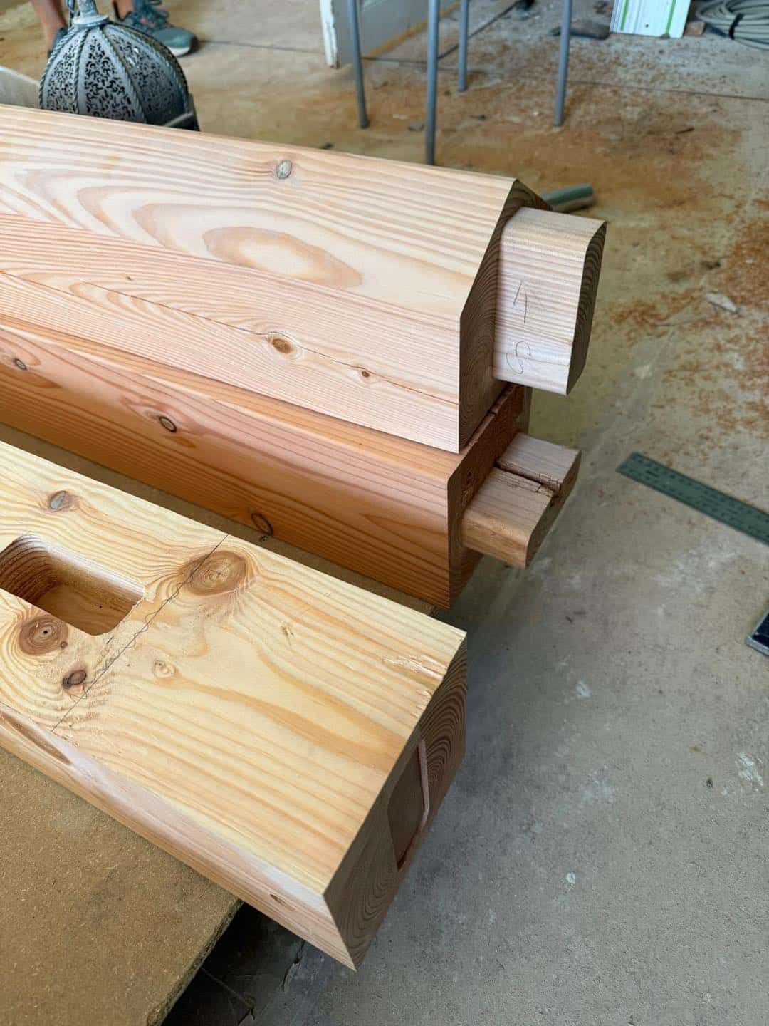 Håndlavet trædetalje med fokus på arkitektur og detaljer, fremstillet af Jakob Tømrerfirma A/S.