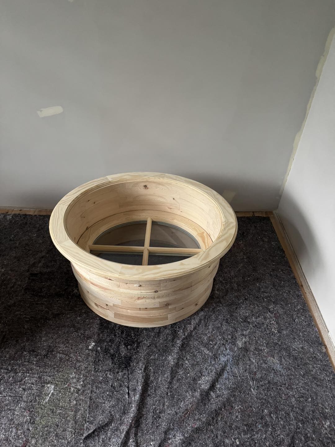 Træbadekar i naturligt træ til indendørs installation, fokus på kvalitet og detaljer.