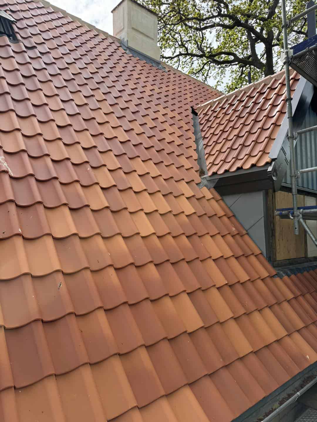 Tæt på tagdækning med teglsten, der viser håndværk og arkitekturrespekt.
