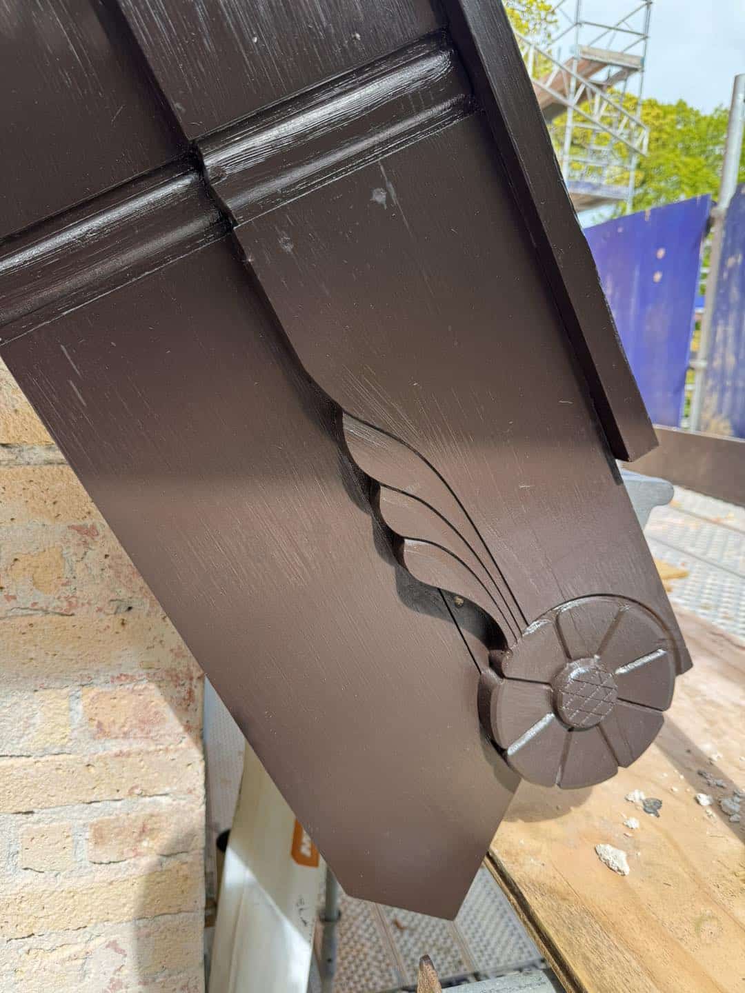 Håndlavet træbeskyttelse med fokus på arkitektur og fine detaljer, fremstillet af Jakob Tømrerfirma.