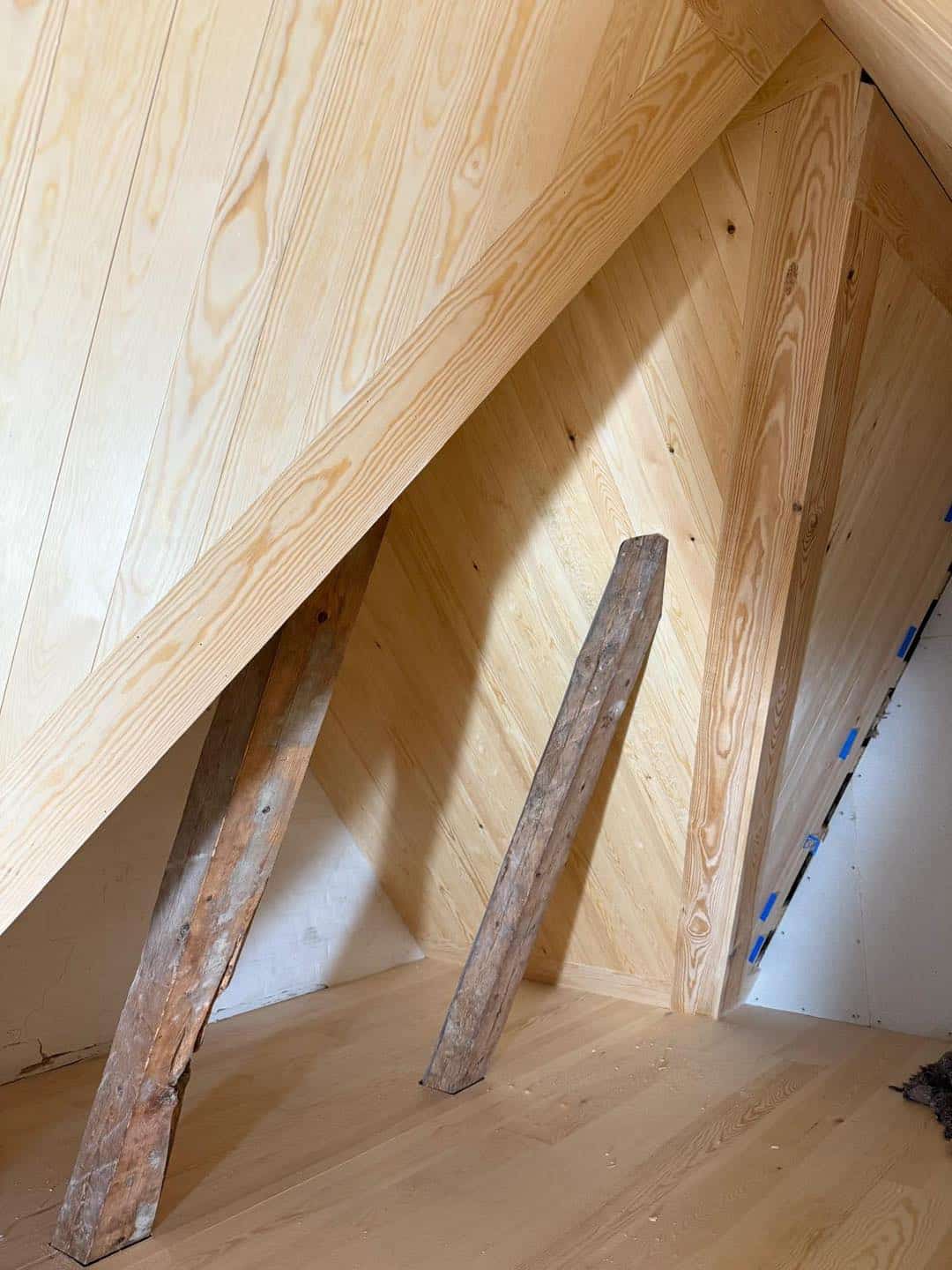 Detaljeret træværksarbejde med fokus på arkitektur og finish.