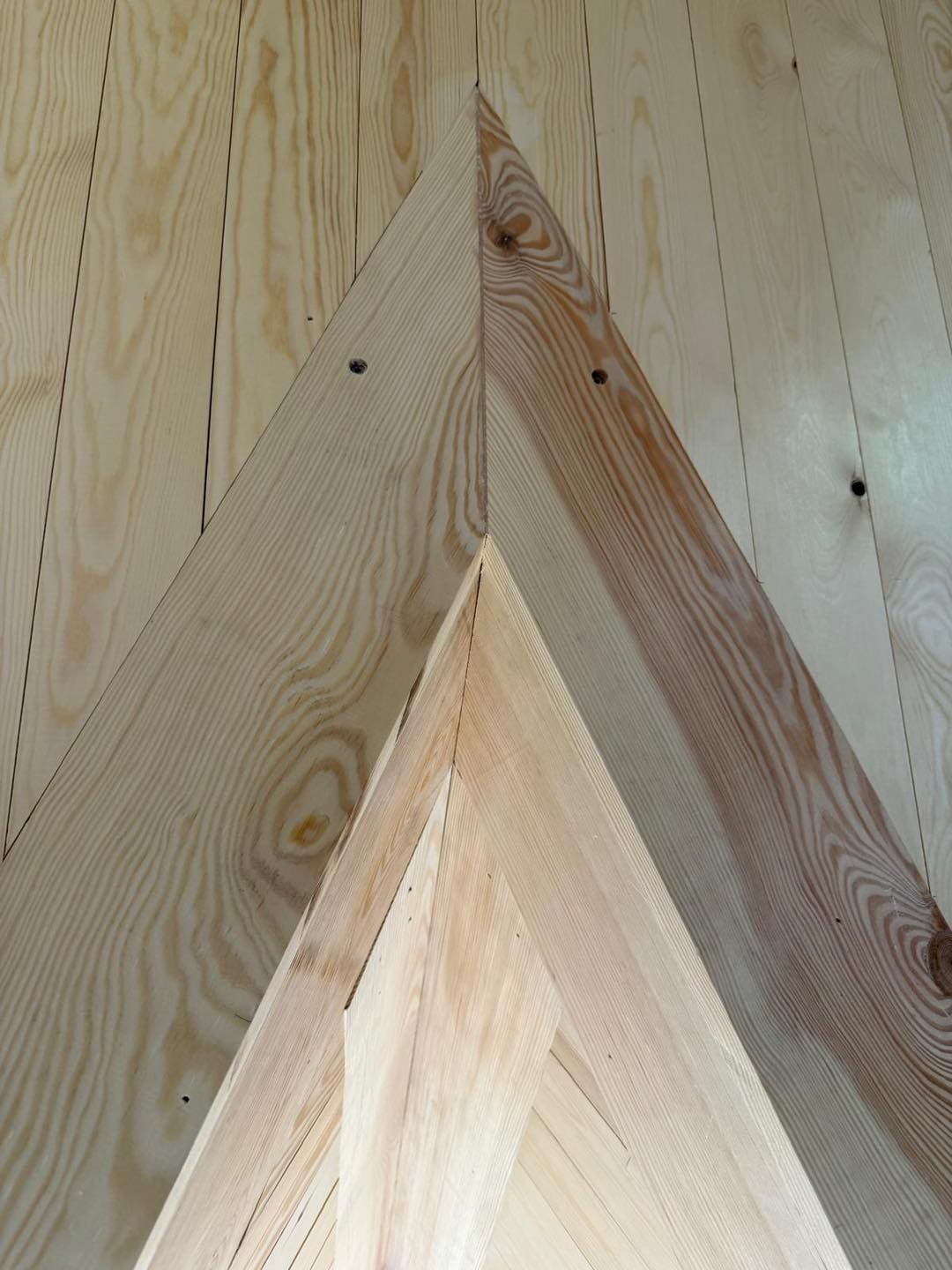 Respekt for arkitekturen og fokus på detaljerne i træarbejde.