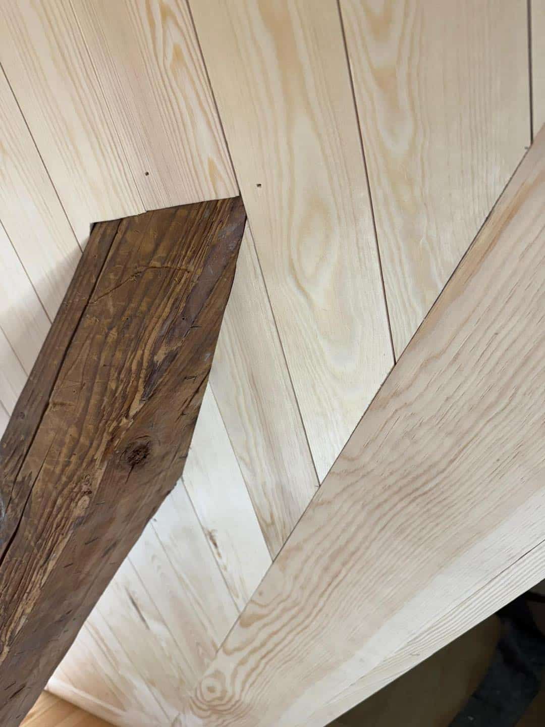 Billedet viser detaljeret træarbejde med fokus på kvalitet og æstetik.