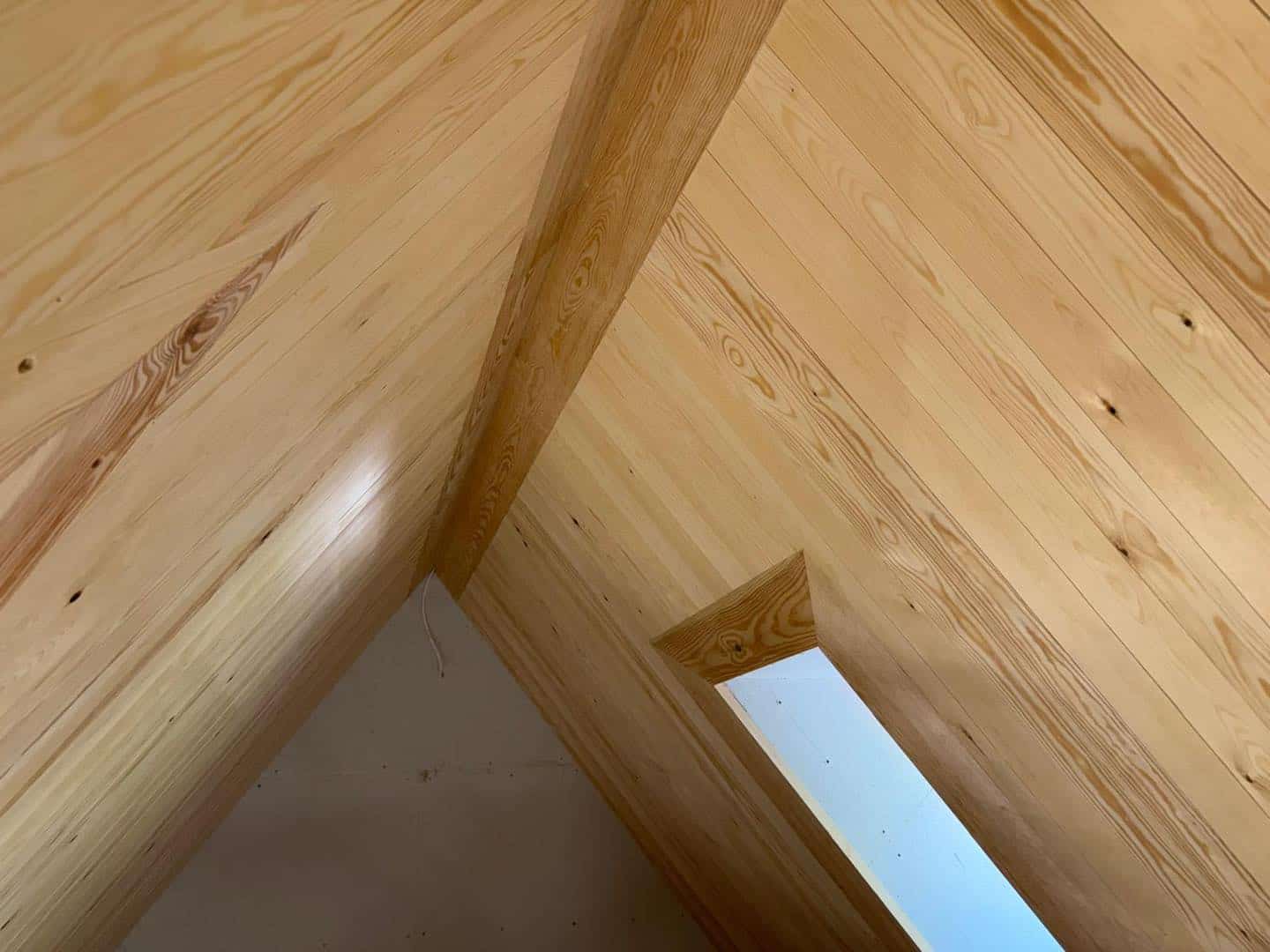 Billedet viser træværk med fokus på finér og håndværk i et arkitektonisk element.