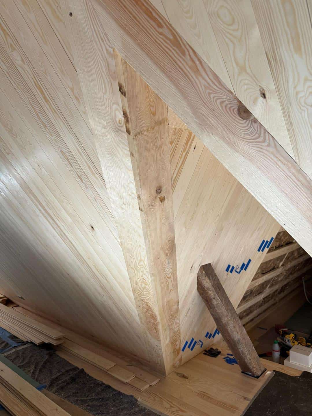 Håndværk i træværk, der fremhæver respekt for arkitekturen og fokus på detaljerne i byggeriet.