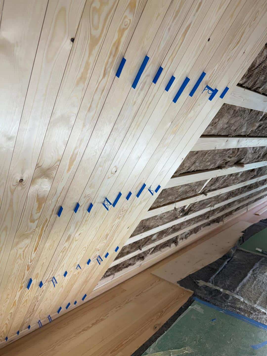 Billedet viser et træværksprojekt med præcise målinger og omhyggeligt håndværk.