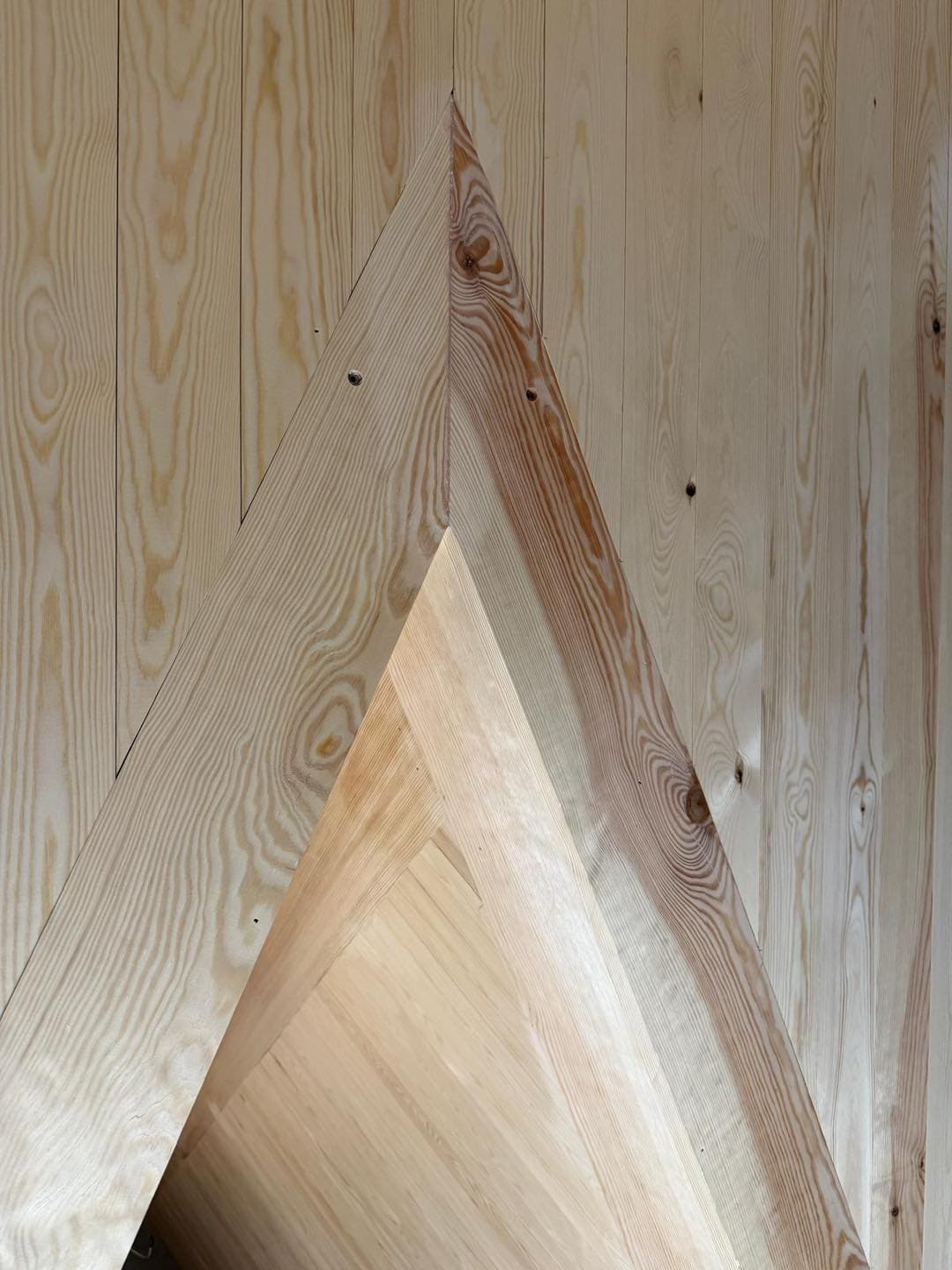 Tømrerarbejde med fokus på arkitektur og detaljer, fremhævet gennem nøje udvalgte træmaterialer og p.