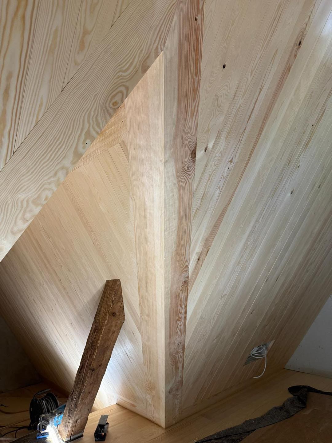 Smukt træværk med fokus på arkitektur og detaljer.