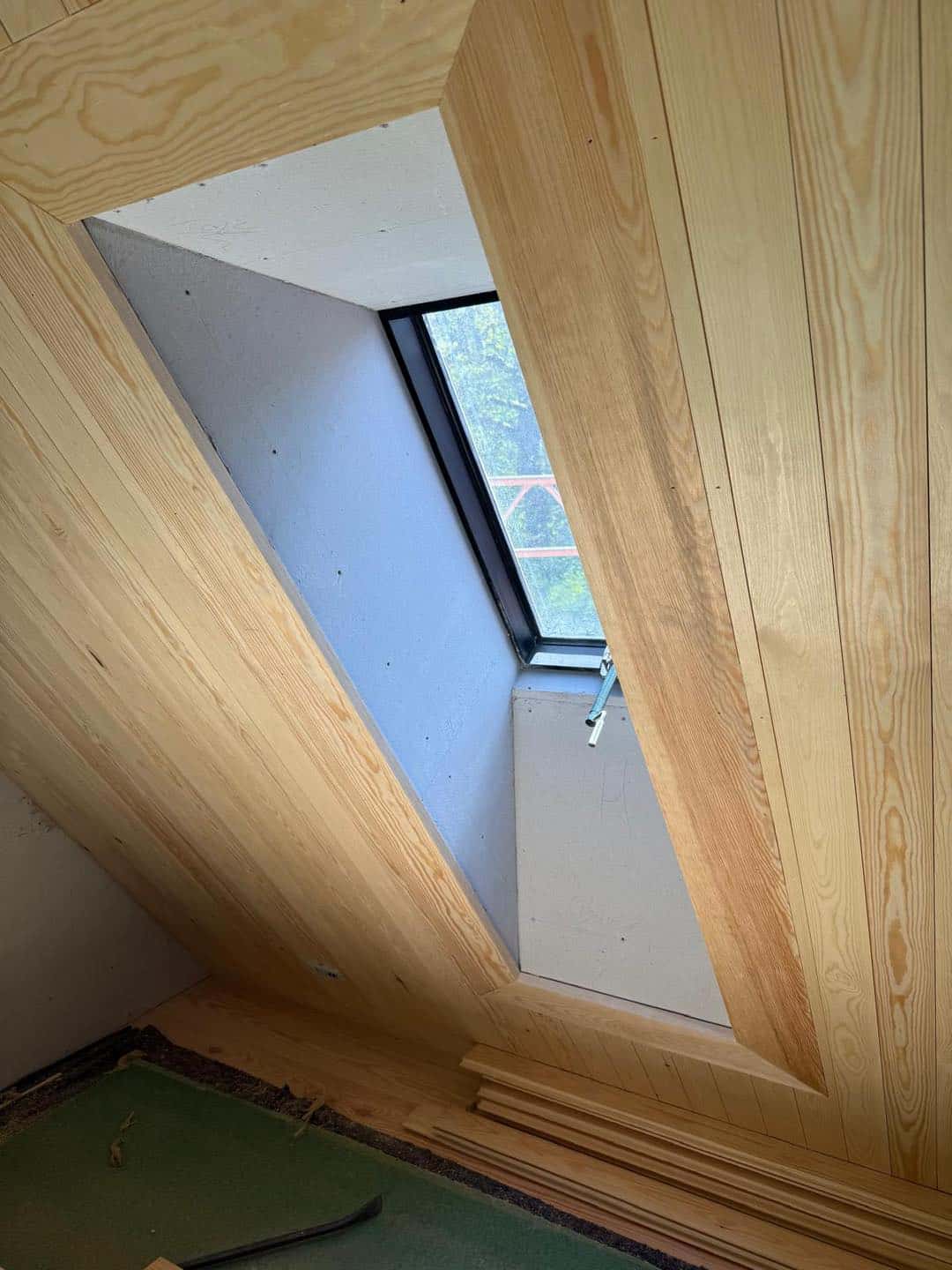 Hvælving med vindue i træværk, der viser fokus på arkitektur og detaljer.