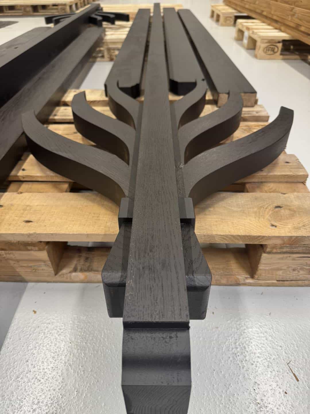 Elegant sort trædetalje med kurvede grene til arkitektoniske projekter.